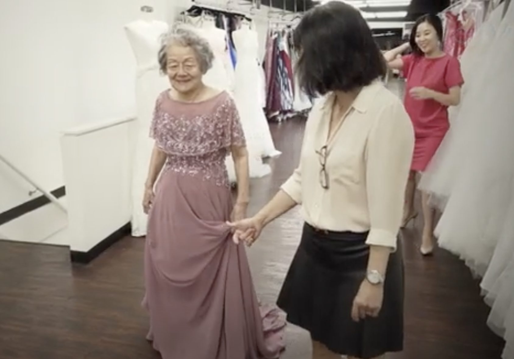 94세 할머니 모델..LA최초 패션 런웨이 걷다